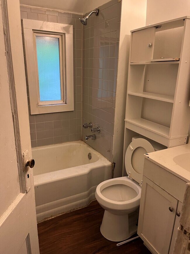 Foto del edificio - 807 Hawley Ave