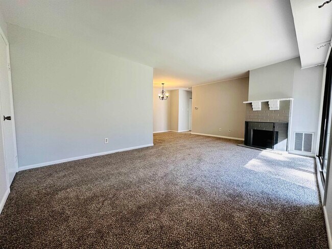 Building Photo - 204 Vail Ct