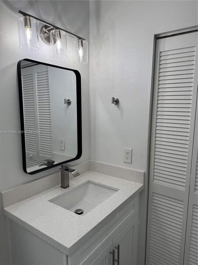 Foto del edificio - 366 E Riverbend Dr