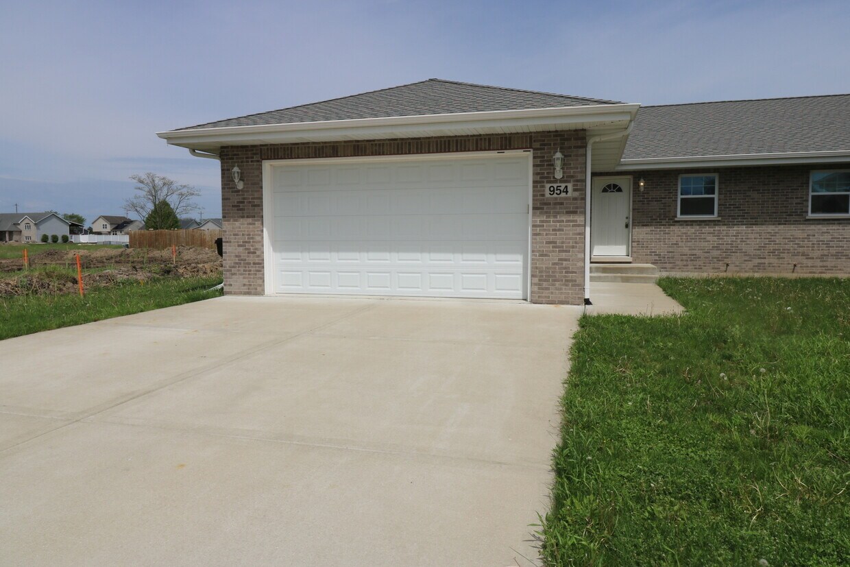 Primary Photo - 954 W Bergera Rd