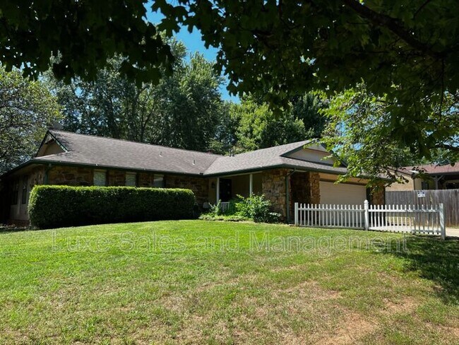 Building Photo - 9912 E 114th St