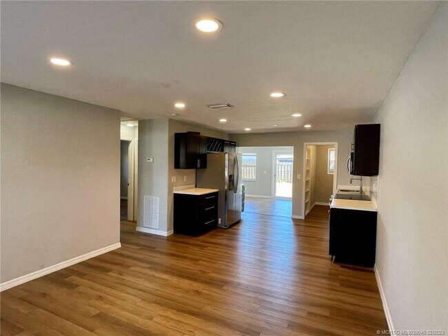 Building Photo - 409 SE Parkway Dr