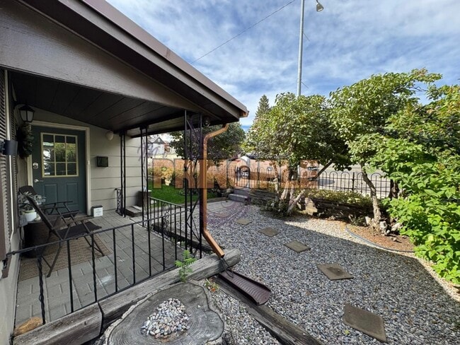Building Photo - Historical furnished house in uptown Butte