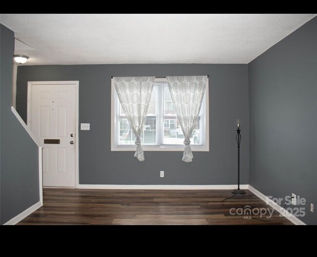 Foto del edificio - 1300 Larchmont Pl