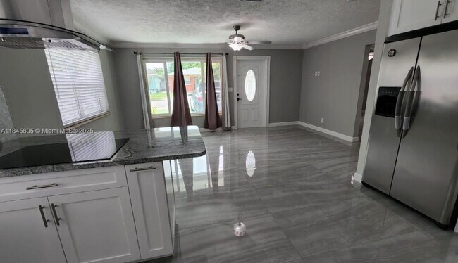Building Photo - 625 Royal Palm Dr