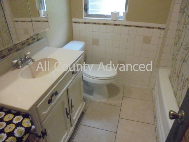 Building Photo - 400 Orangewood Dr