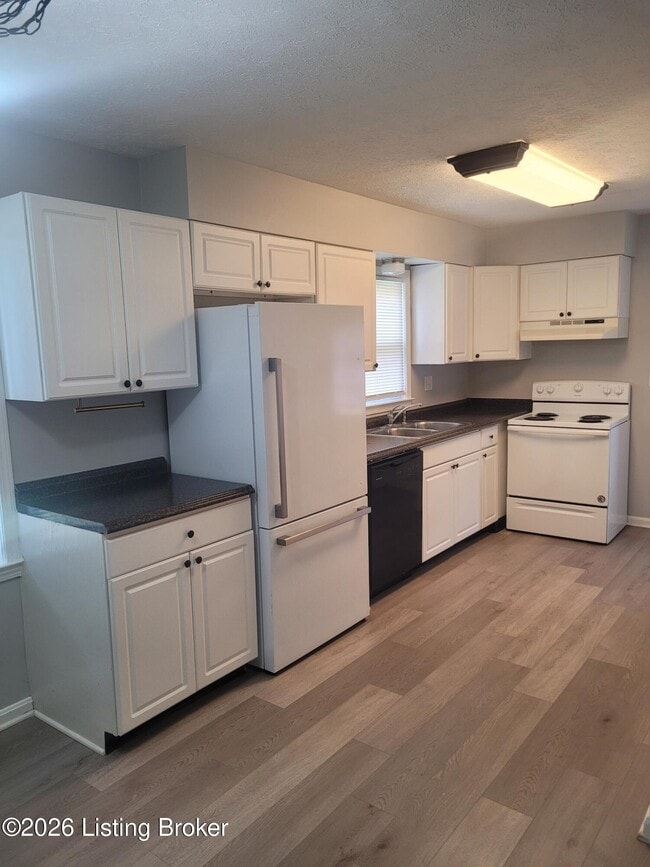 Building Photo - 304 S Evergreen Rd