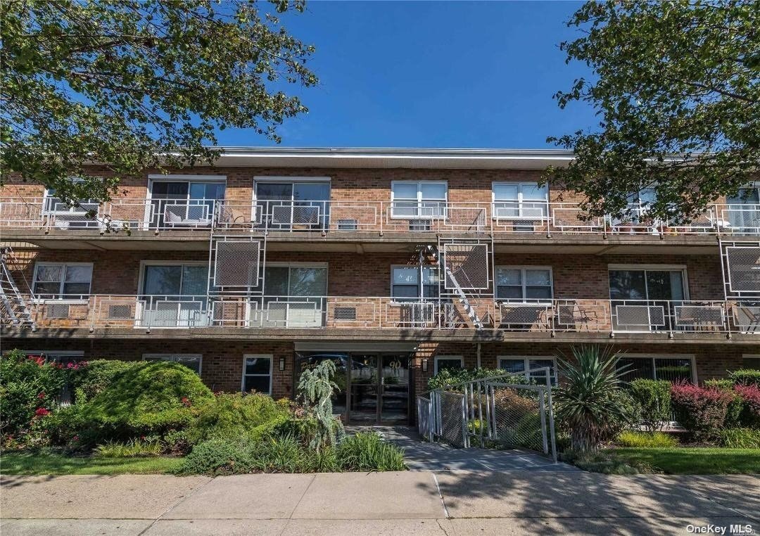 90 S Park Ave Unit B3, Rockville Centre, NY 11570 Condo for Rent in