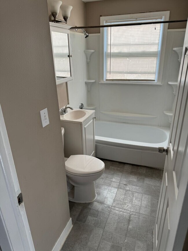 Foto del edificio - 8039-8041 W Beckett Ave