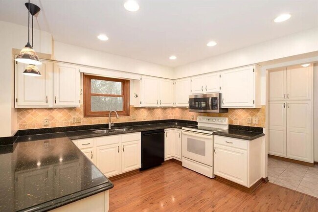 Building Photo - 1851 Foxhollow Dr