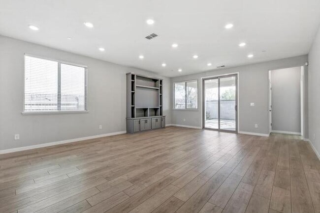 Building Photo - Beautiful Former Model Home For Rent! All the upgrades!