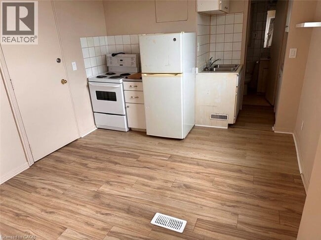 Building Photo - 240 Dalhousie St