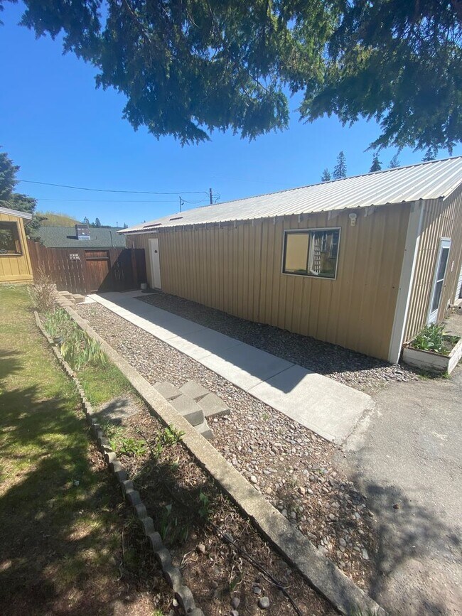 Foto del edificio - Adorable studio with large garage and work...