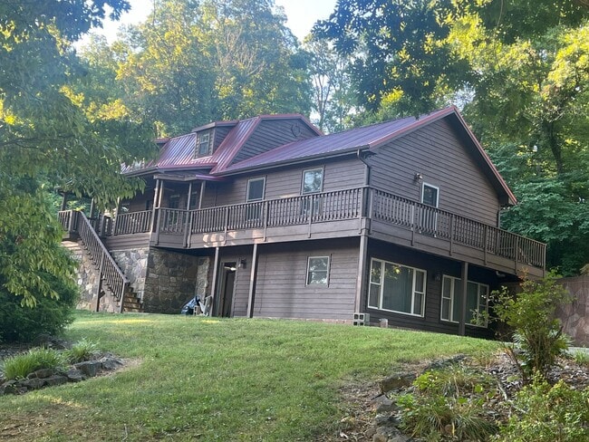 Building Photo - Large 2story in Kodak! Available Now!