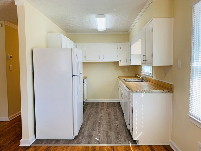 Building Photo - Beautiful 3 bedroom 1 bathroom home close ...