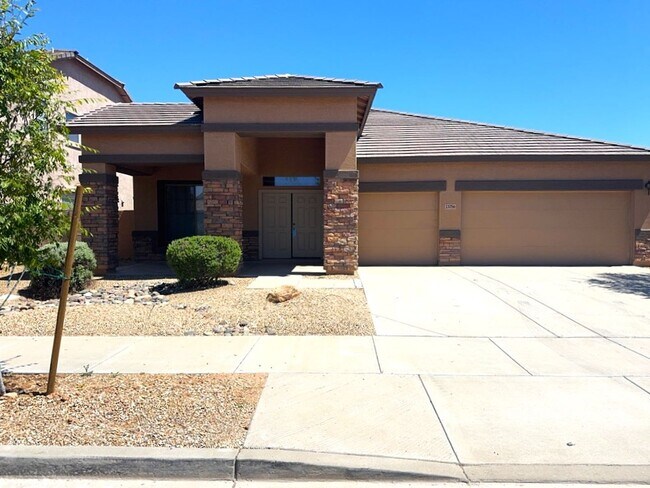 Building Photo - 4 BEDROOM HOME IN LITCHFIELD MANOR WITH 3 ...