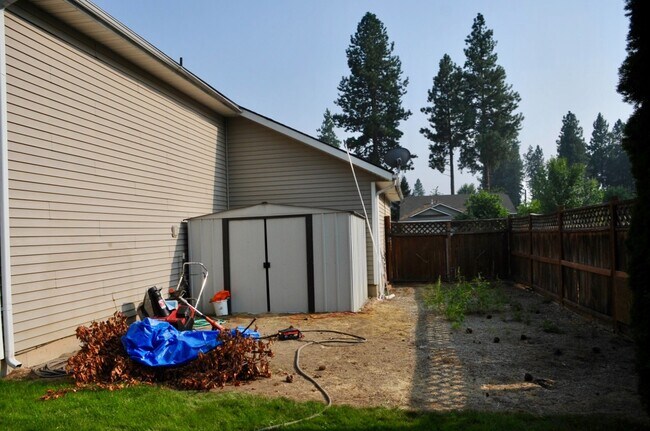 Building Photo - 4 bed 3 bath home with second living room