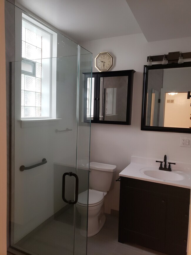 Master Bedroom En suite bathroom - 6932 S Oglesby Ave