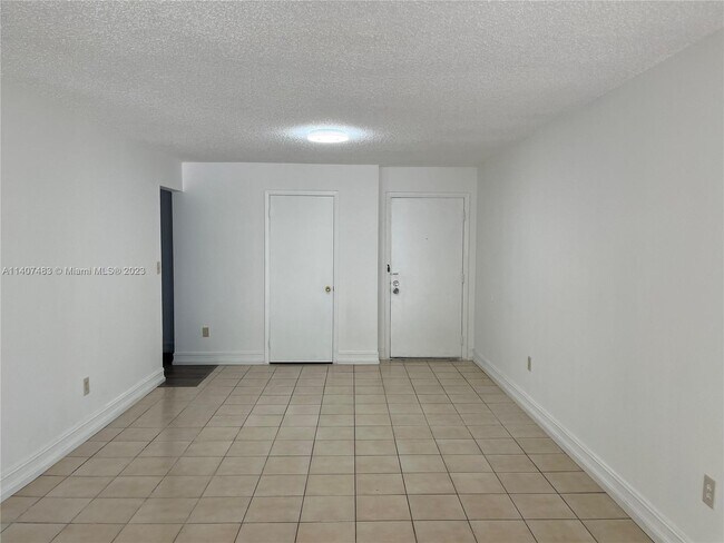 Building Photo - 9190 Fontainebleau Blvd