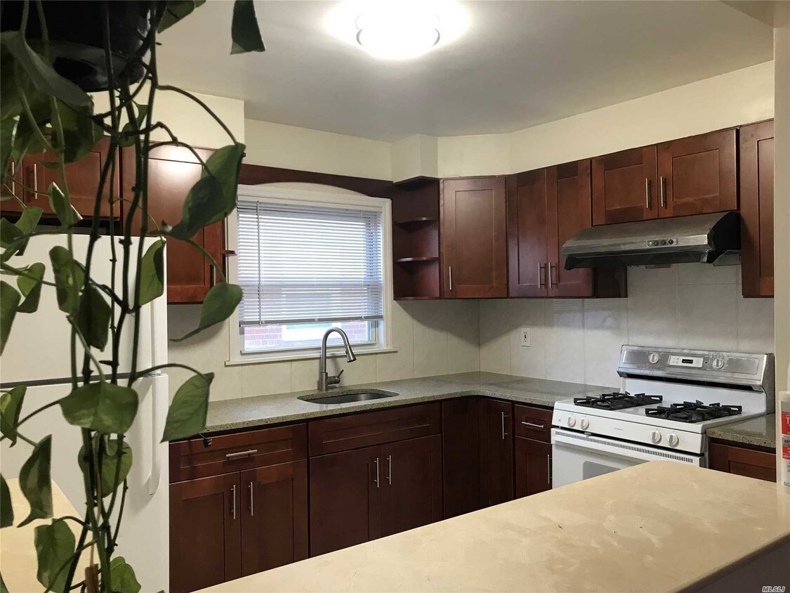 Foto principal - 42-28 164th St