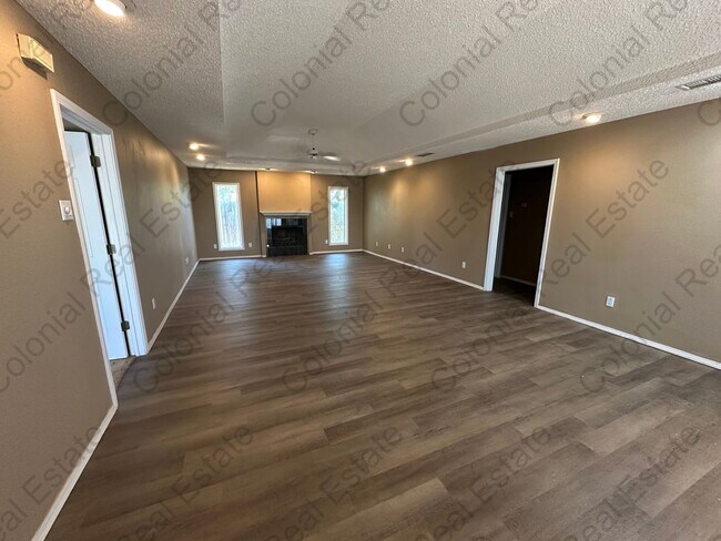 Building Photo - 801 N Walnut St