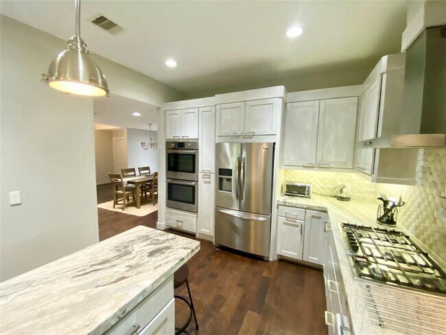 Foto del edificio - 5250 Birdwood Rd