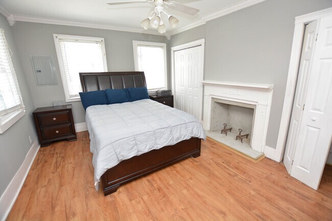 Building Photo - 8 Sires St