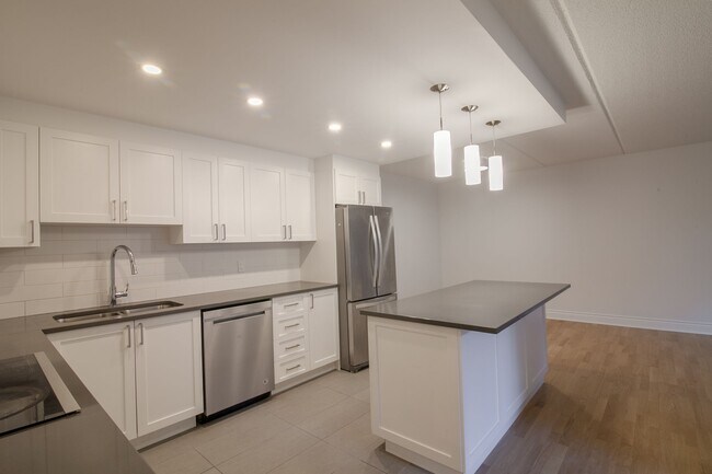Building Photo - 4800 Maisonneuve Blvd W
