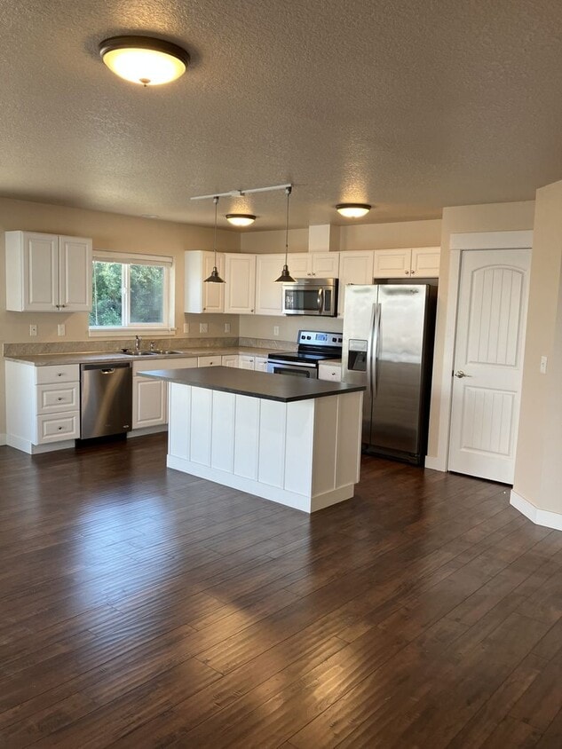 Primary Photo - Single Level 3 bed 2 bed Home in Dallas, O...