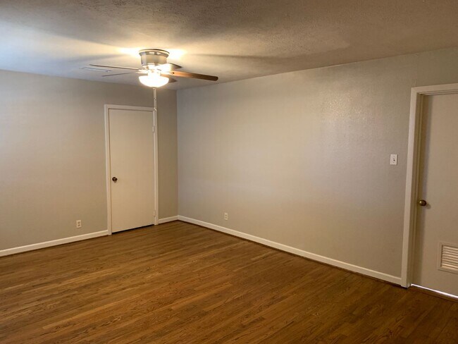 Building Photo - Pre-leasing for August 2024! Newly Renovat...