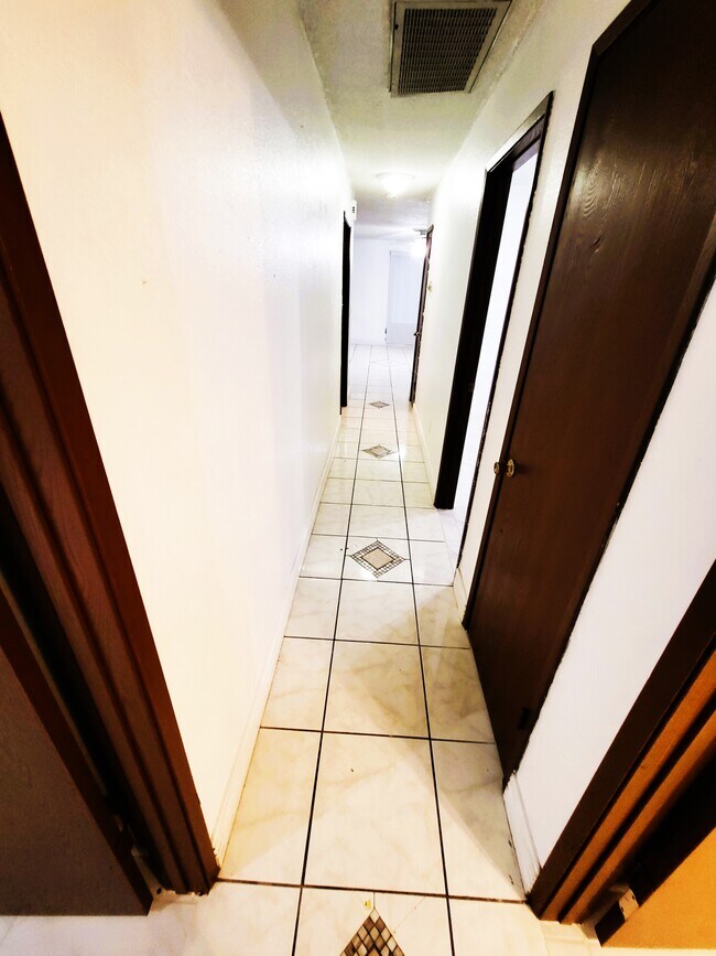 Building Photo - 8733 Lansdowne Dr