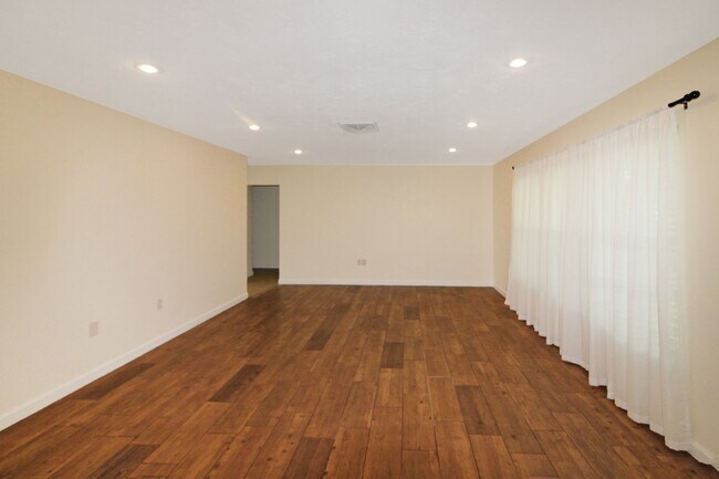 Building Photo - 1036 N Cypress Point Dr