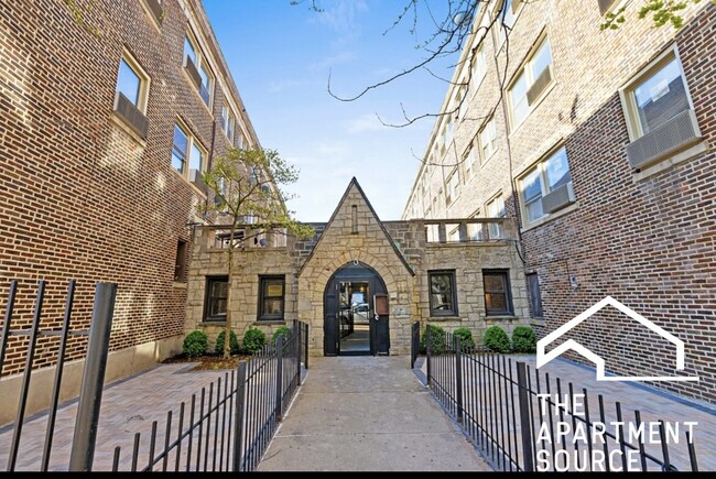 Building Photo - 1555 W Hollywood Ave