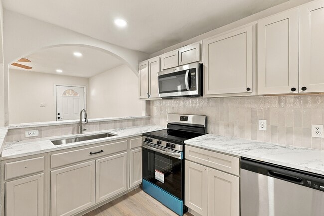 Building Photo - 2BR/1.0BA Home - Arlington