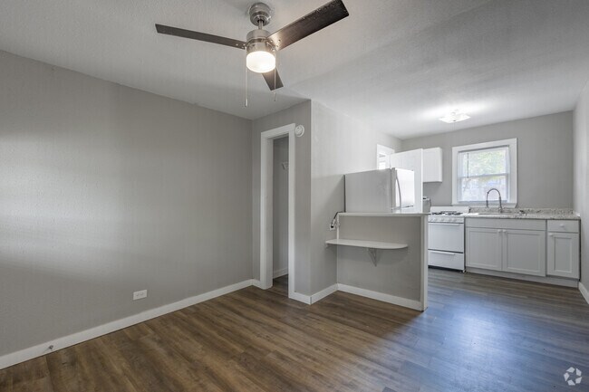 Sala de estar con mesa de comedor incorporada - Lux Riverside Apartments