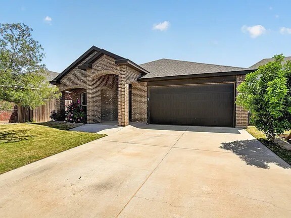 Foto del edificio - Comfy 3 Bed/2 Bath Midland Home with all appliances, backyard, attached garage, 6 min to grocery ...