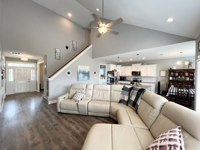 Foto del edificio - Private 4BR, 2.5BA Home with Modern Finishes, Back Deck and Large Yard, on a Nearly Half Acre Lot