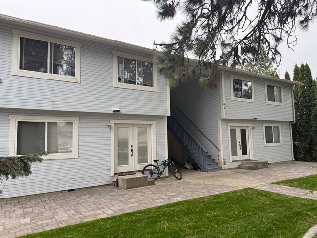 Building Photo - Duplex in Post Falls