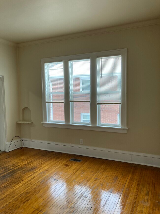 Living Room - 1122 Center Pl