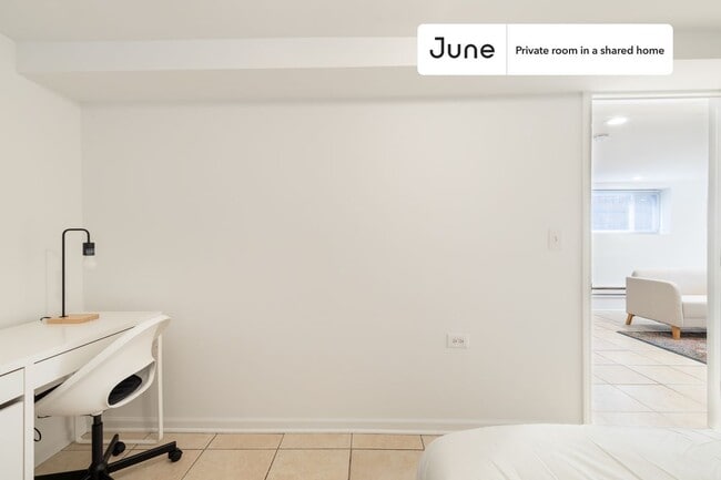Building Photo - Room in Shared 3 bed/1 bath home in Logan Square