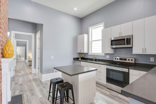 Building Photo - 2BD/2BA in Central City
