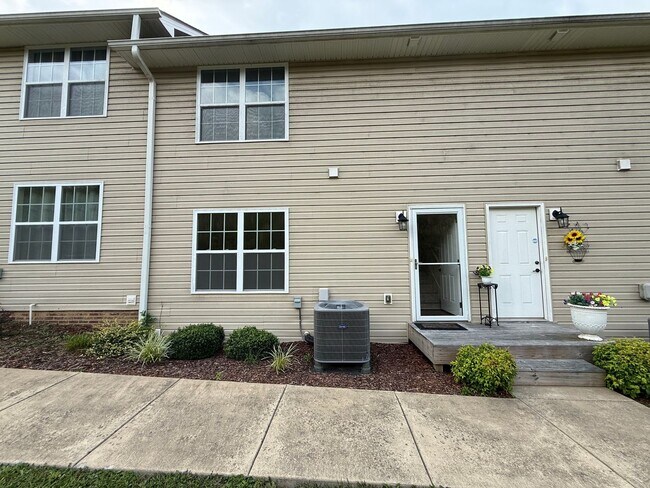 Foto del edificio - 704 Grays Pointe Ct