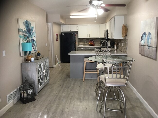 Building Photo - 927 Parker Dr