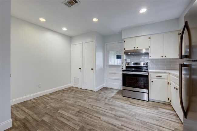 Building Photo - 2701 St Edwards Cir