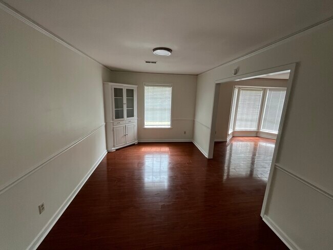 Foto del edificio - 1375 Riverwood Dr