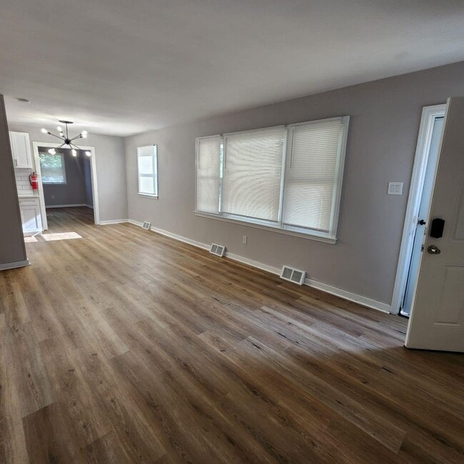 Building Photo - Spacious 3-Bedroom Rancher with Family Roo...