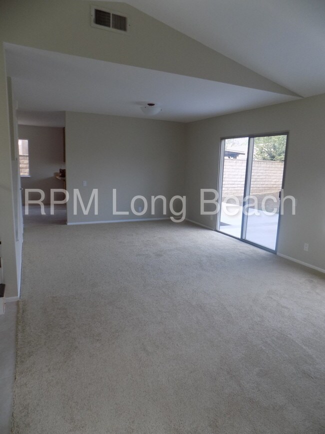 Building Photo - 5495 E Village Dr