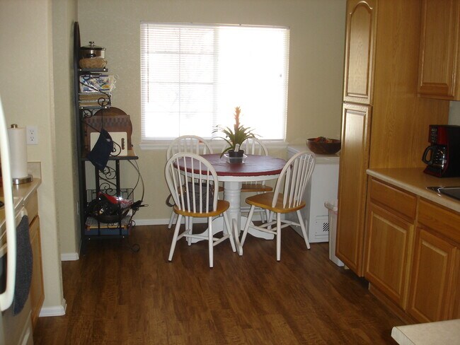 Espacio para comer - 5570 Vermillion Bluffs Dr