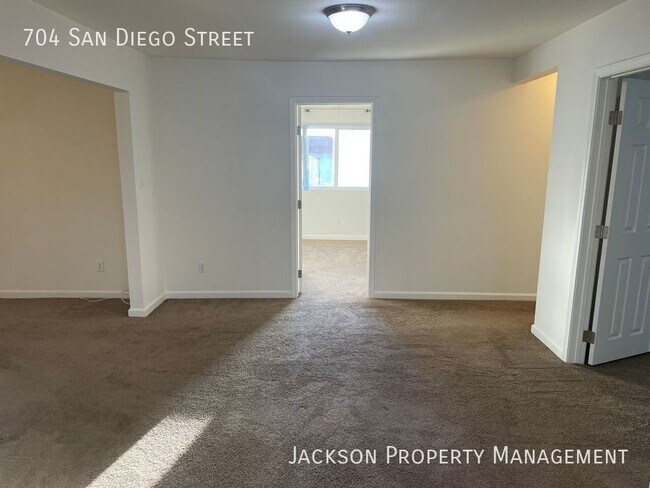 Foto del edificio - Spacious 4 bedroom, 2 bath home located le...