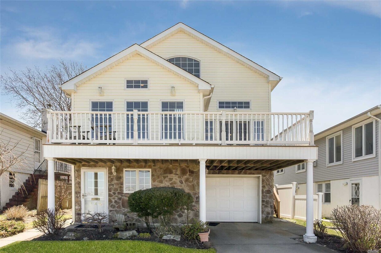 Primary Photo - 246 W Bay Dr